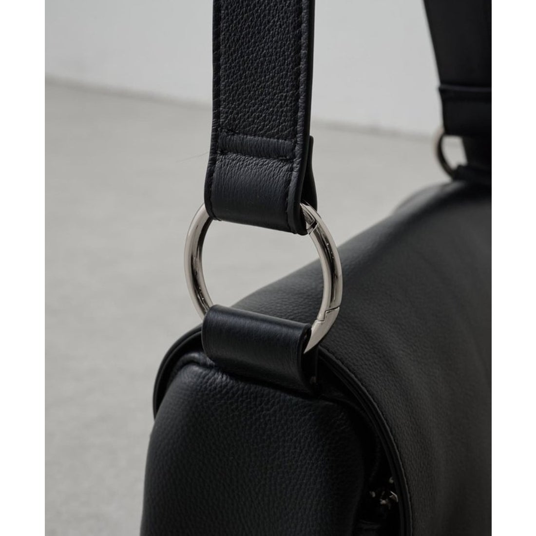 ビアズリー BEARDSLEY レザーボディバッグ （black） -ファッション