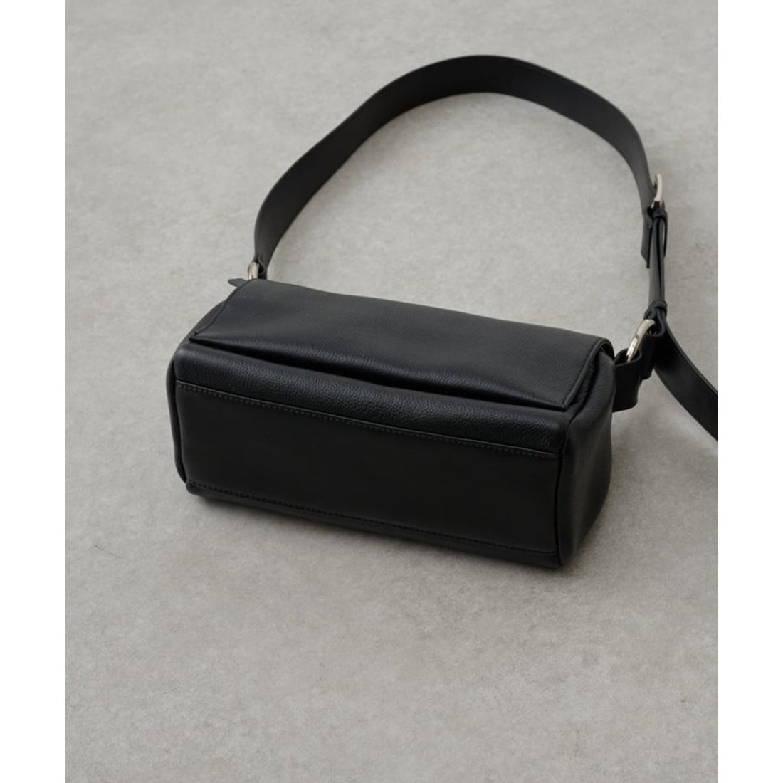 ビアズリー BEARDSLEY レザーボディバッグ （black） -ファッション