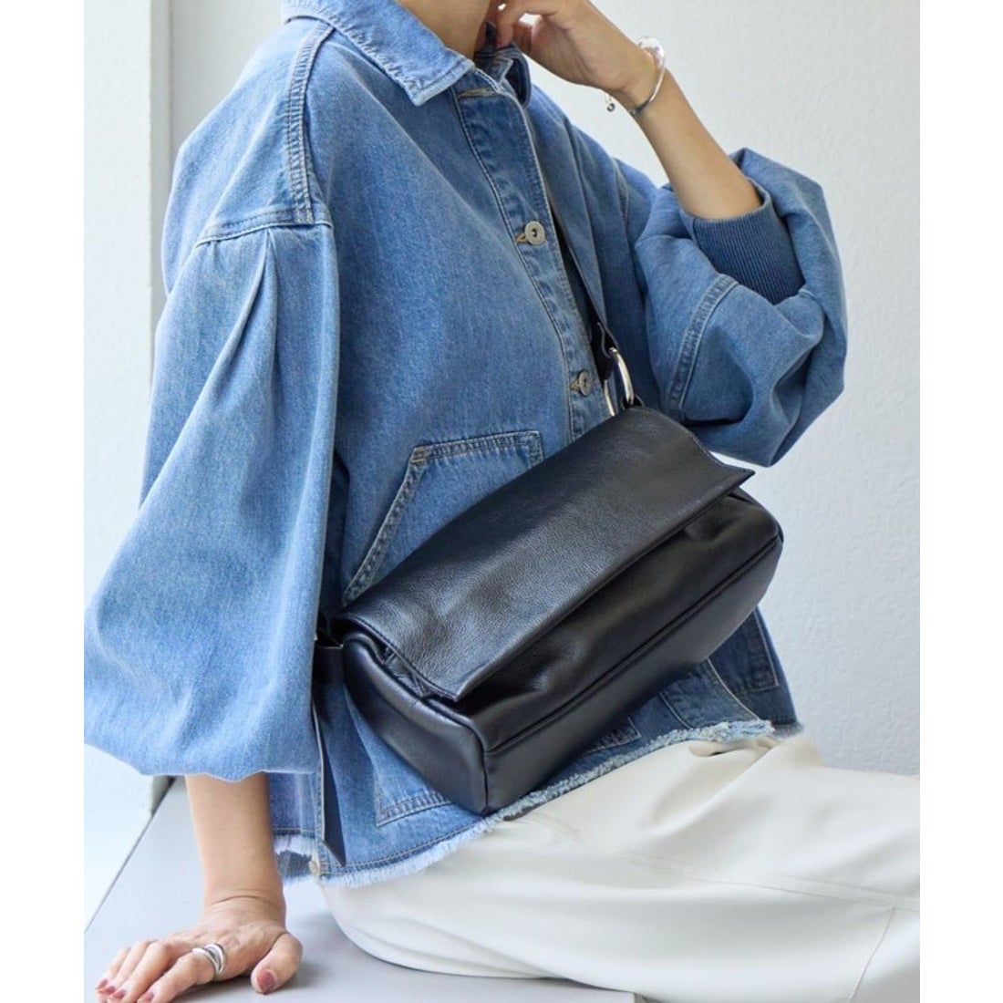 ビアズリー BEARDSLEY レザーボディバッグ （black） -ファッション