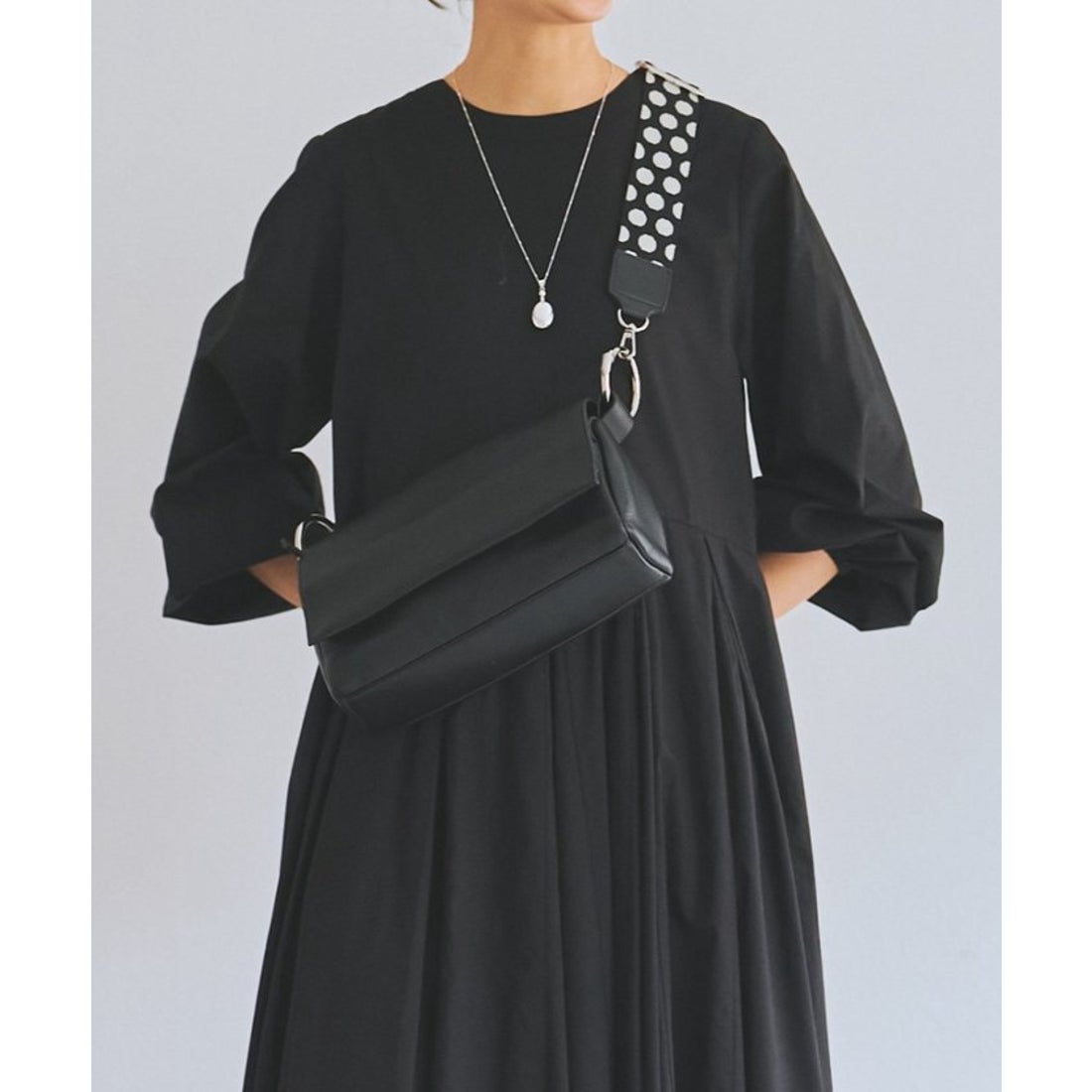 ビアズリー BEARDSLEY レザーボディバッグ （black） - ファッション