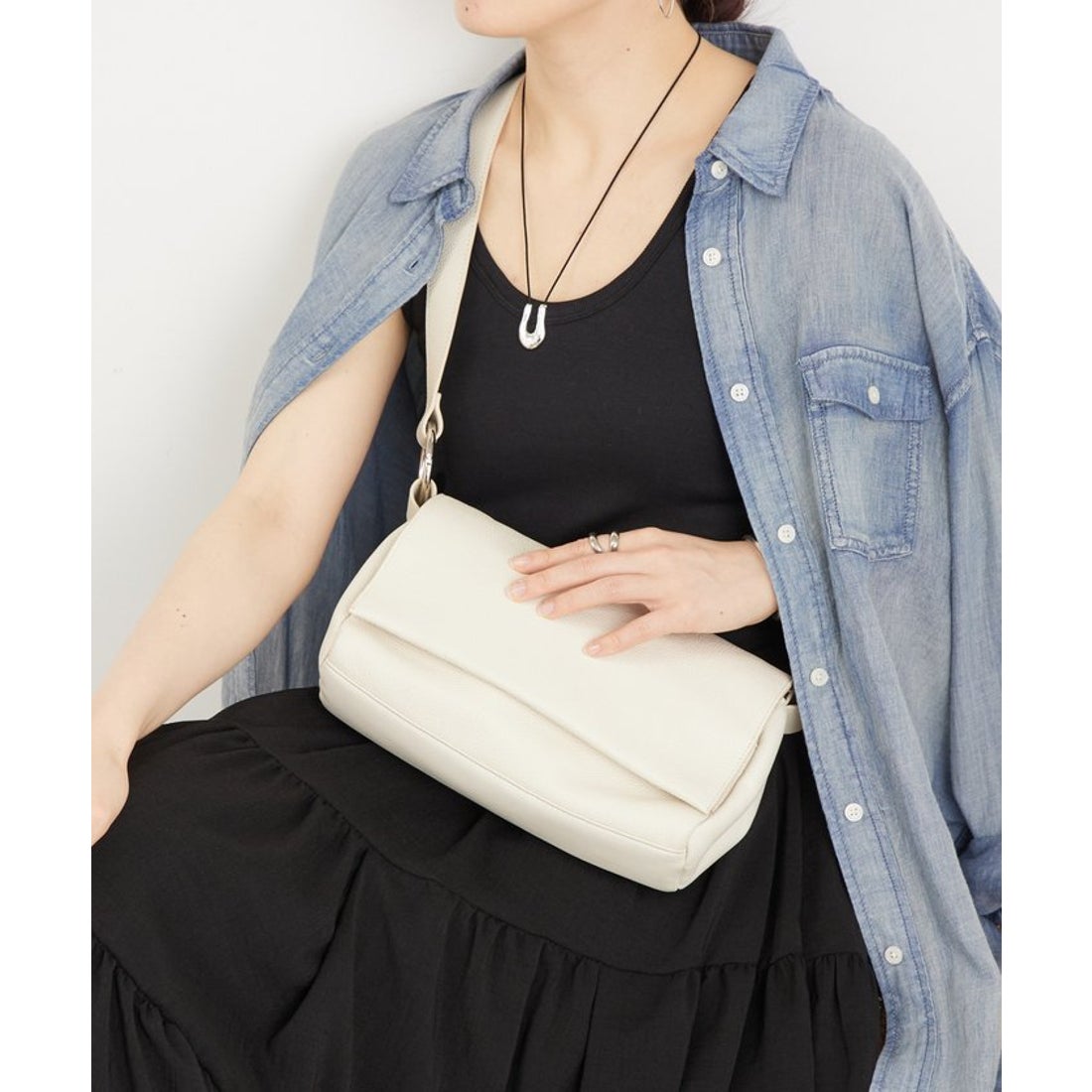 ビアズリー BEARDSLEY レザーボディバッグ （black） - ファッション