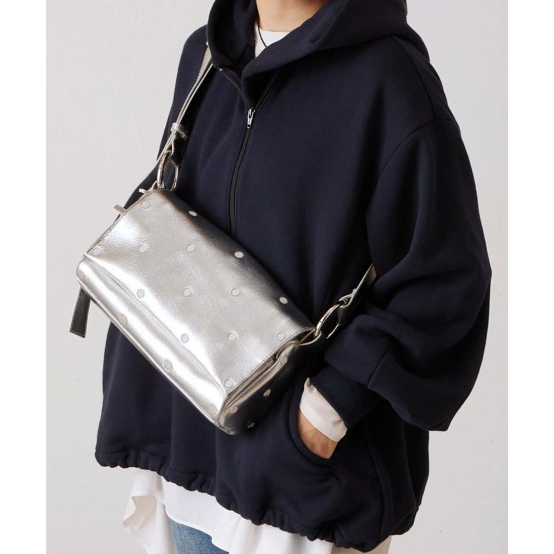 ビアズリー BEARDSLEY ドットボディバッグ （silver） - ファッション