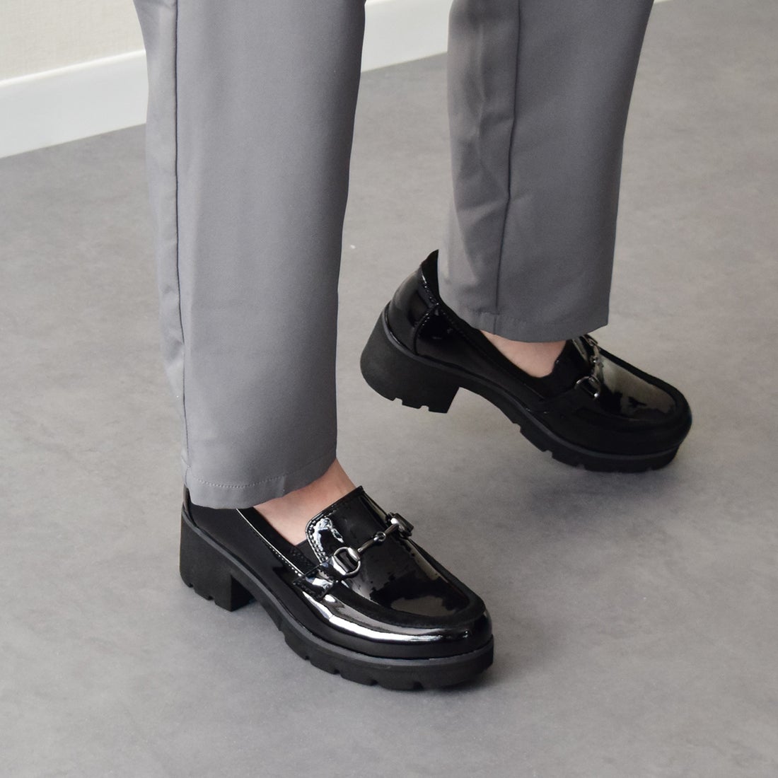 ブソラ bussola 撥水ヒールアップビットローファー （ブラックエナメル