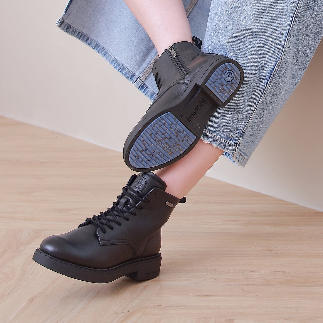 ブソラ bussola 晴雨兼用レースアップショートブーツ （ブラック