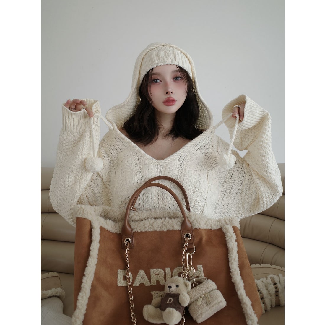 ダーリッチ Darich ケーブルDDロゴVネックニットフーディ （ベージュ