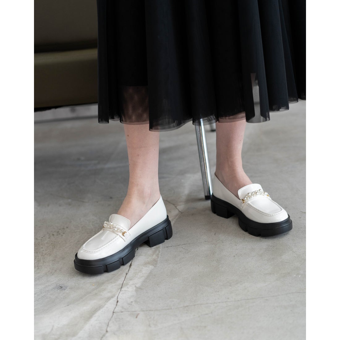 レイン対応】トラックソール ビジューローファー （ホワイト エナメル