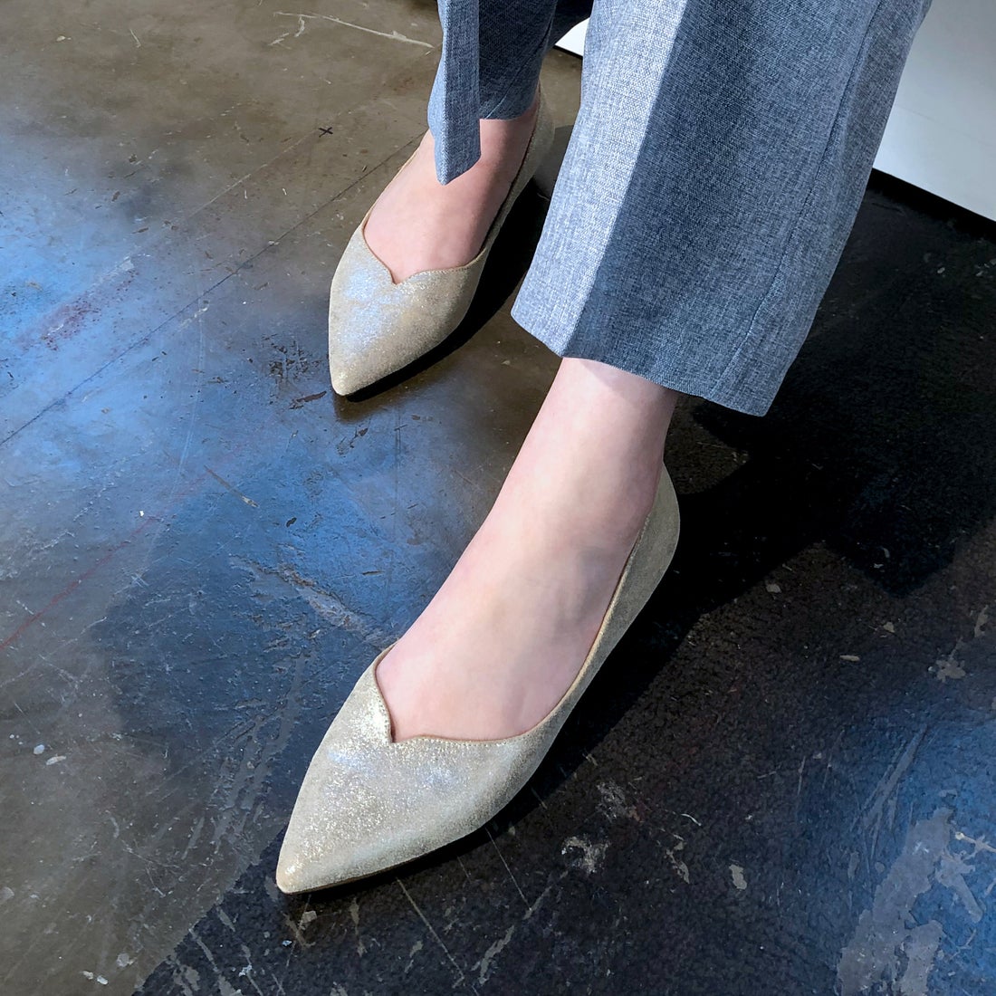 本革Vカットフラットシューズ （プラチナ） -エンチャンテッド