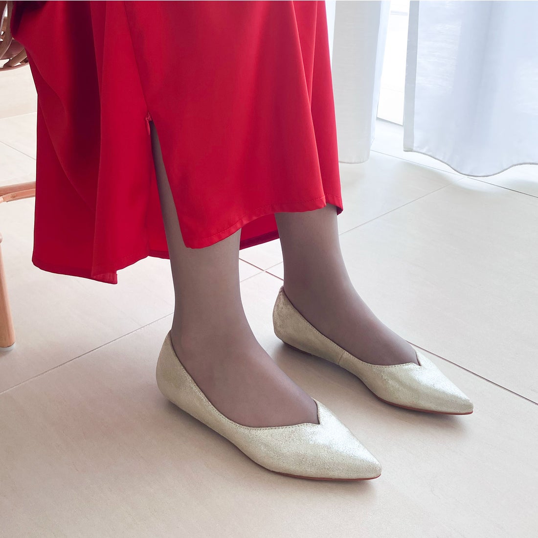 本革Vカットフラットシューズ （プラチナ） -エンチャンテッド