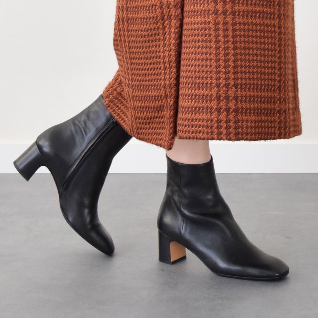 ファビオルスコーニ FABIO RUSCONI スクエアトウレザーショートブーツ