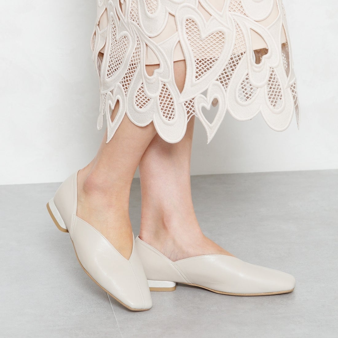 ヒミコ 卑弥呼 【撥水レザー】Vラインスクエアトゥソフトパンプス