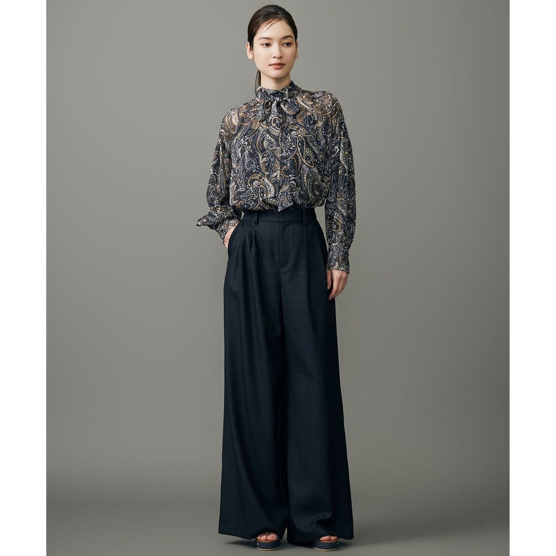 自由区 【洗える】ペイズリープリントボウタイ ブラウス （ネイビー