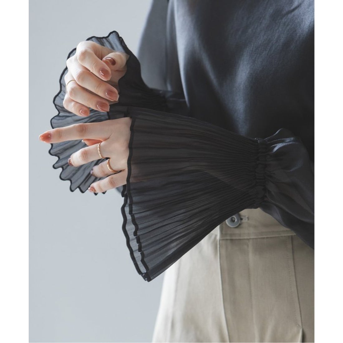 ノーブル NOBLE パールシアープリーツカフスブラウス （ベージュ