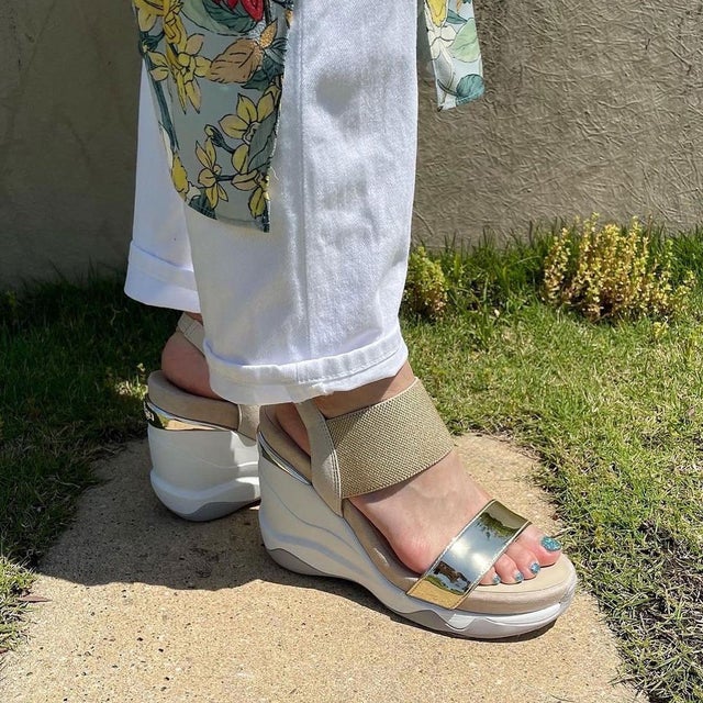 プラスダイアナ ＋diana ハイウェッジ メタリックサンダル （ゴールド