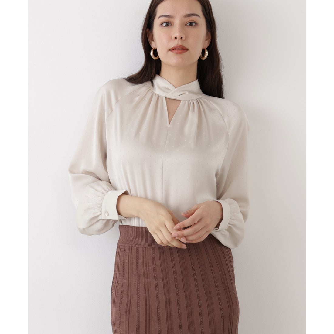 PINKY & DIANNE ◇ギャザーネックドットジャガードブラウス ベージュ