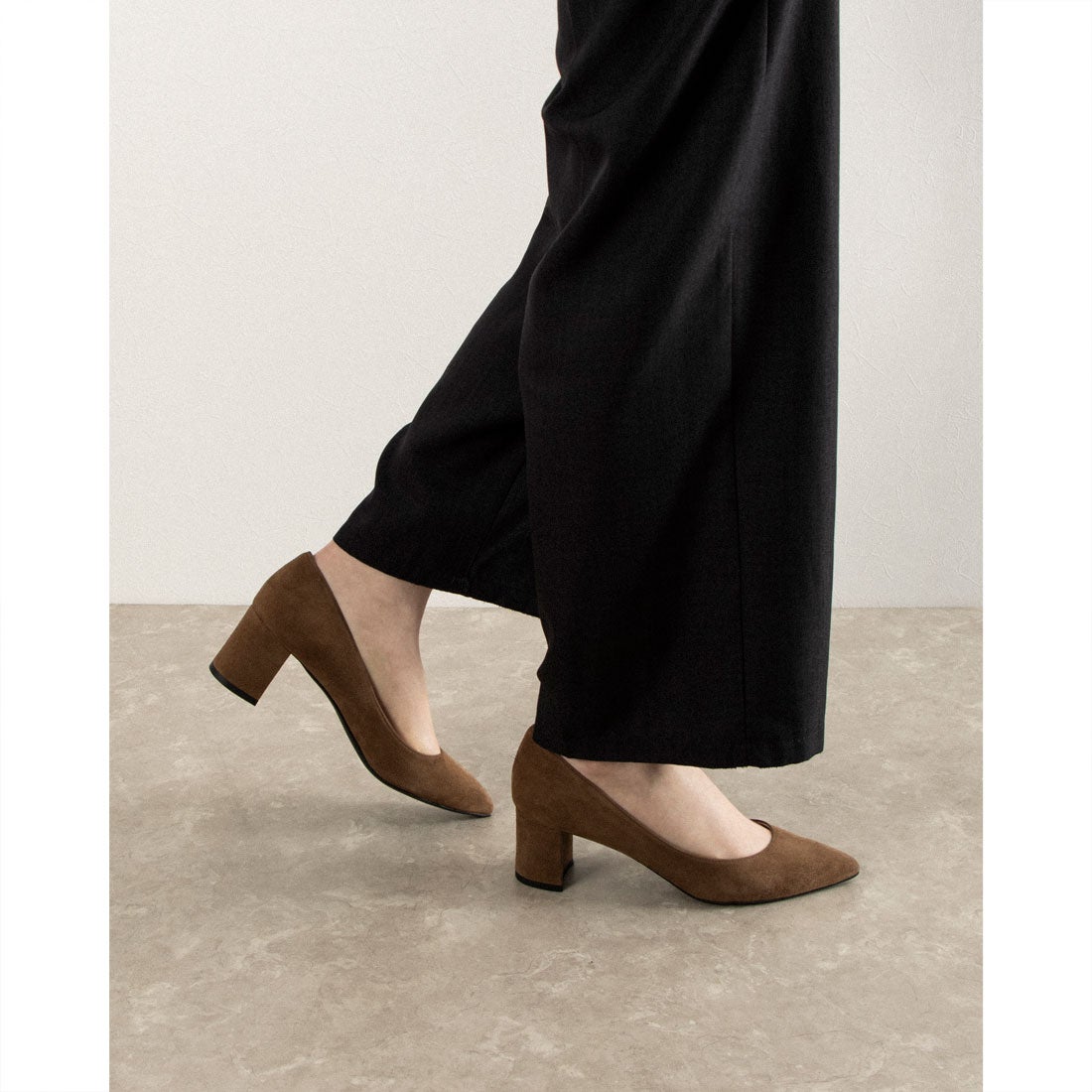 スペシャリテ Specialites ポインテッドトゥチャンキーヒールパンプス