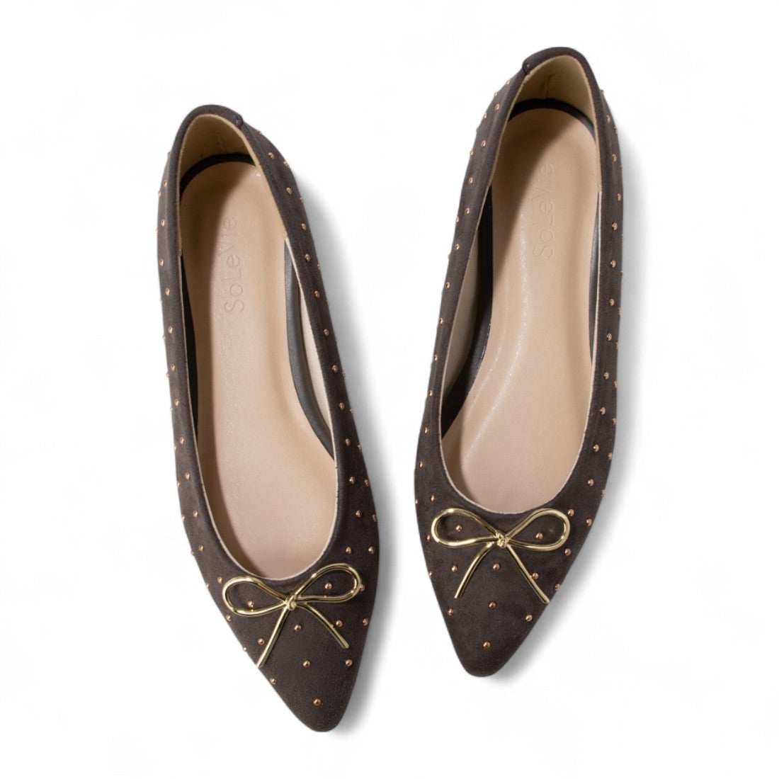ソルヴィー SoLeVie スタッズリボンフラットパンプス （グレースエード
