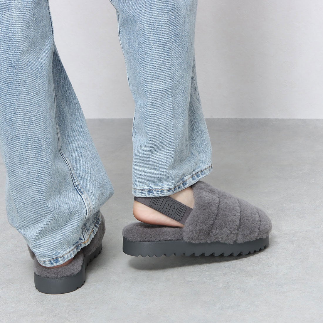 アグ UGG スーパーフラッフスリッパ サンダル （チャコール） -靴