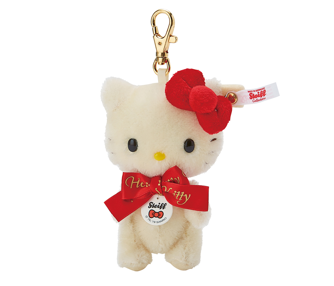 ハローキティがテディベアみたいにちょこんとお座り♡ 誕生45周年記念