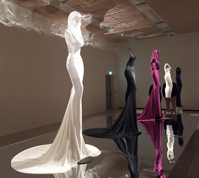 ロンドンでアズディン・アライアの展覧会が開幕 | 繊研新聞