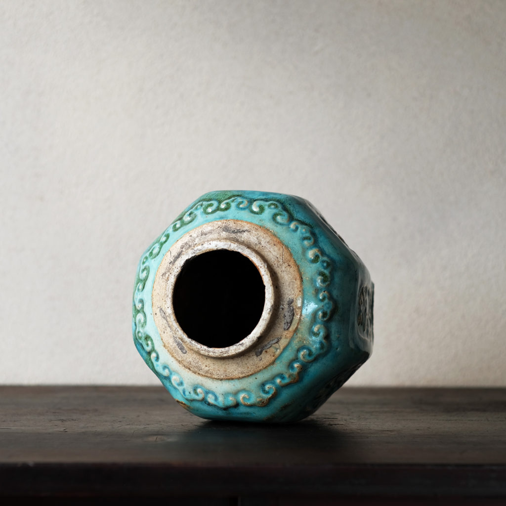 清朝 石湾窯 緑釉陽刻面取壺 | 骨董と詩学 Antique & Poetics | 蛇韻律