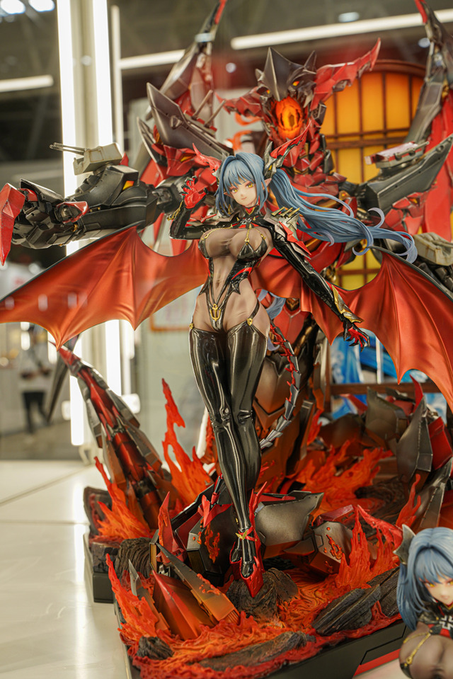 ドキッとする夏衣装から涼やかなドレスまで、「ワンフェス」に猛暑を