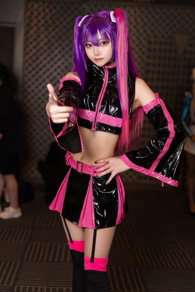 コスプレ】「2.5次元の誘惑」ミリエラの悪魔チックな表情に魅せられる