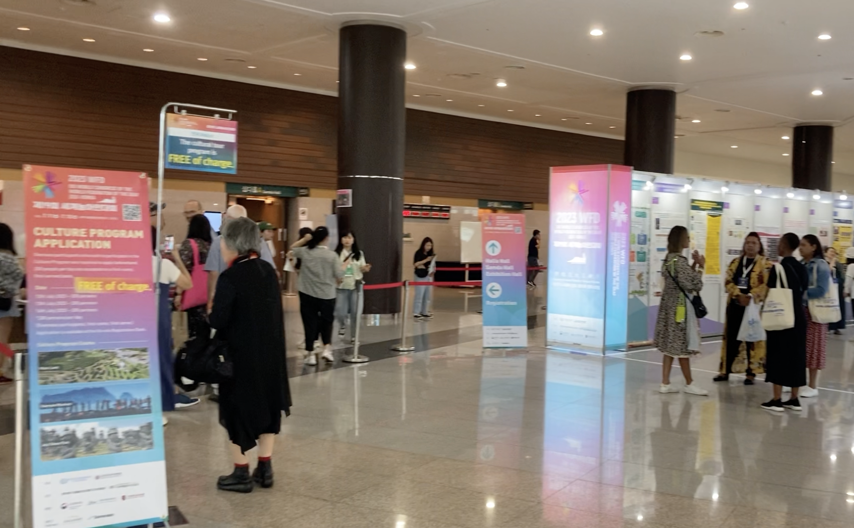 第19回世界ろう者会議の展示ブースに本学が初出展しました | ろう者学