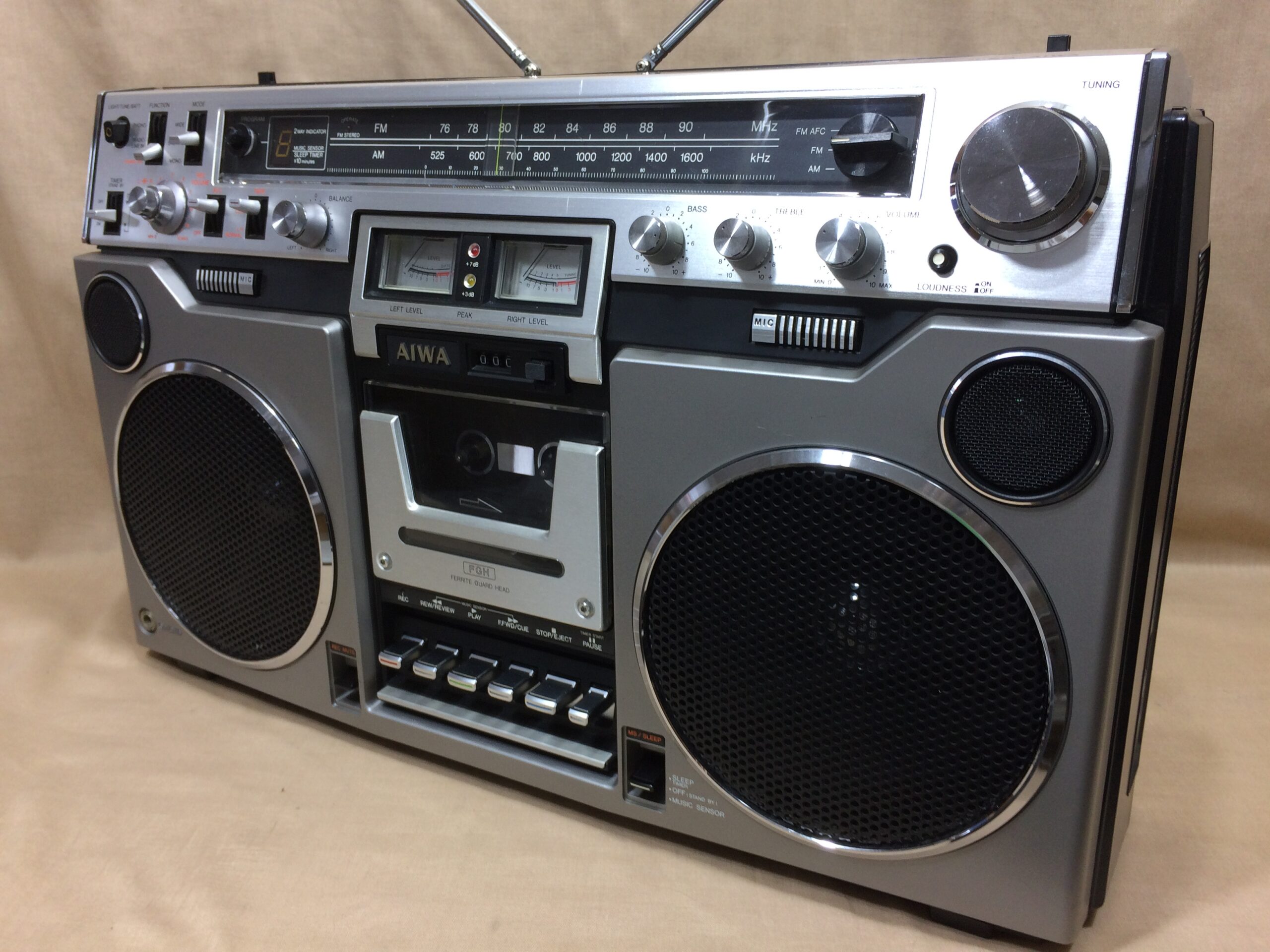 アイワ CS-80 – 切れ味あるデザインの実力派ラジカセ | 【昭和レトロ