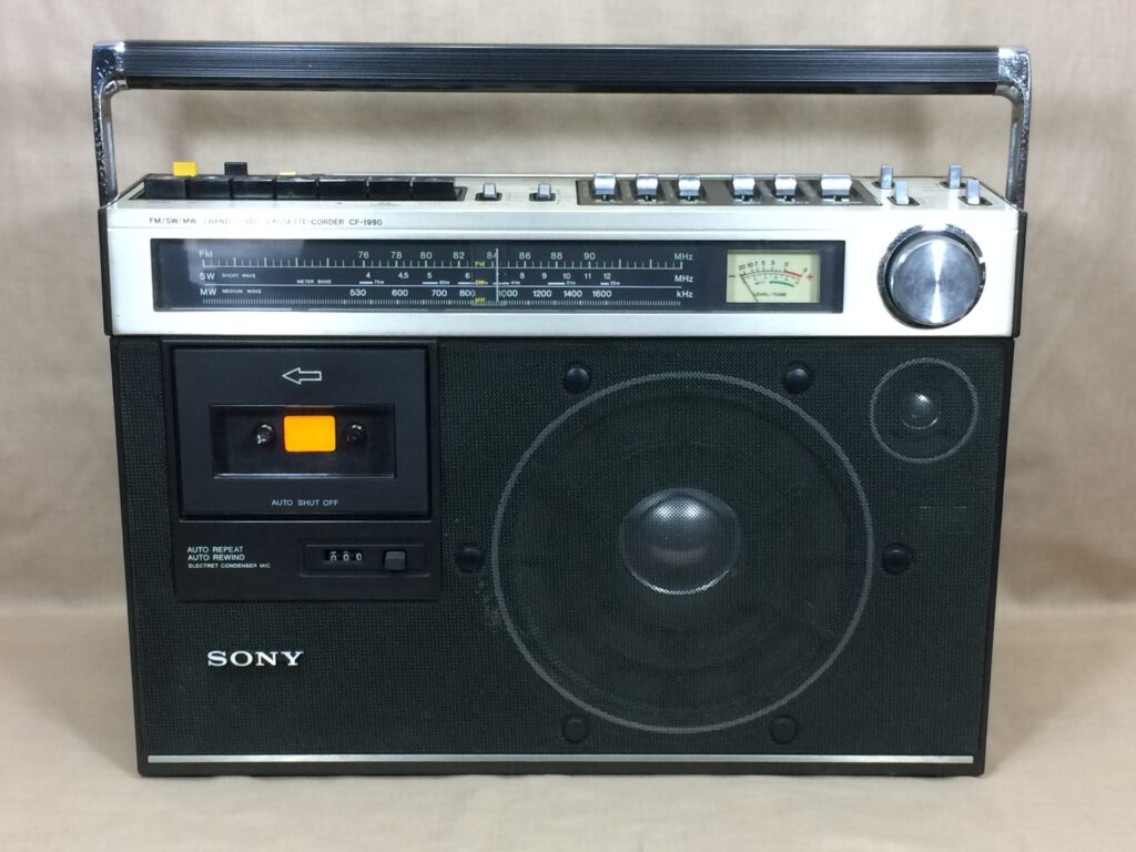 ソニー CF-1990 – 大口径スピーカーを搭載したスタジオシリーズの長兄