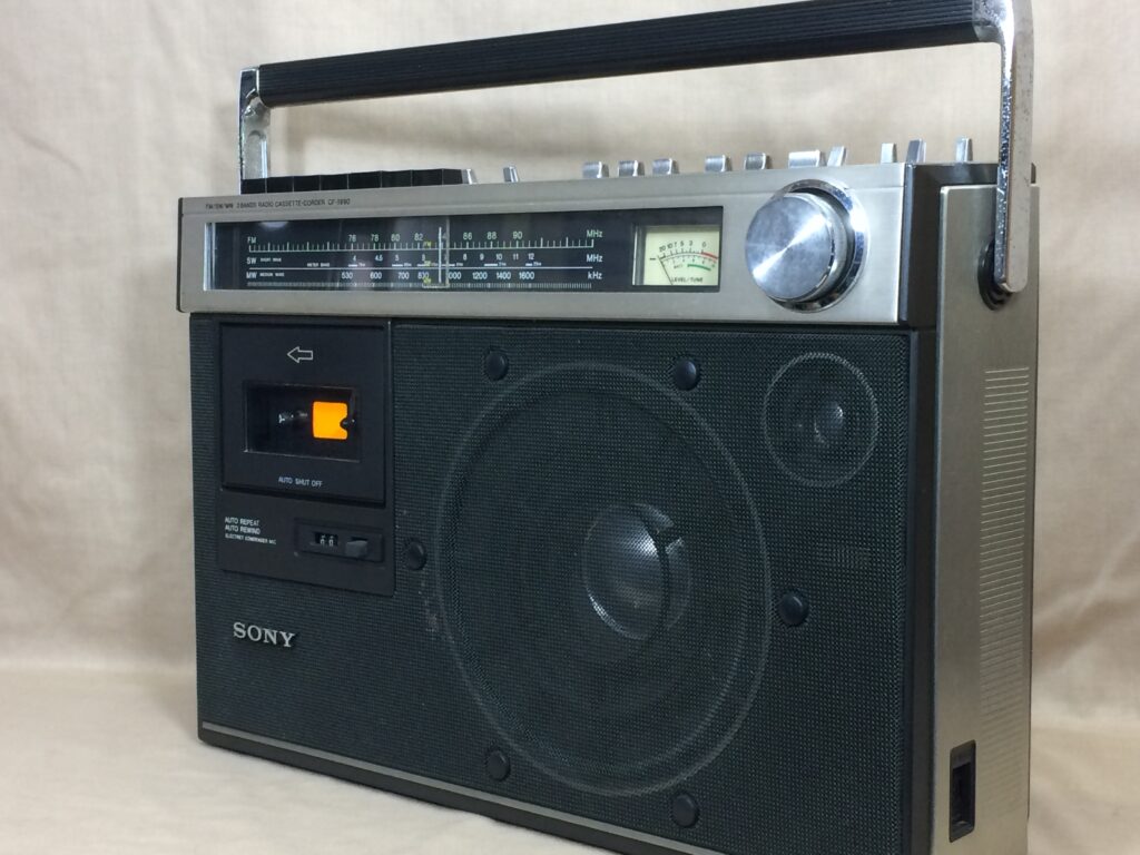 ソニー CF-1990 – 大口径スピーカーを搭載したスタジオシリーズの長兄