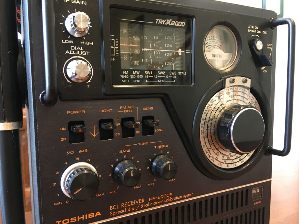 東芝 RP-2000F – 第3勢力が狙ったBCL革命 | 【昭和レトロ】ゴールデン