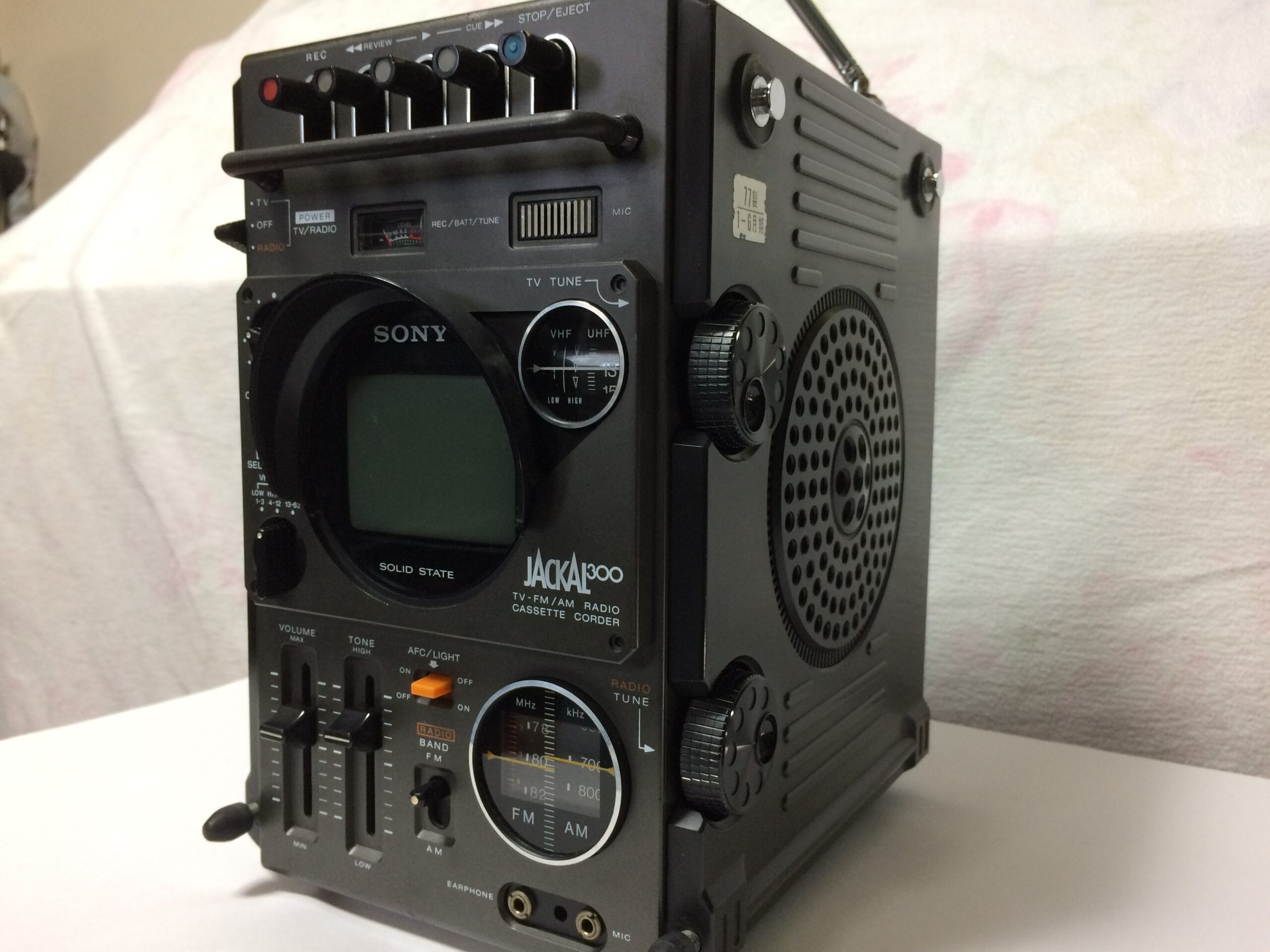 ソニー FX-300 – ユニークな直方体フォルムのテレビ一体型ラジカセ