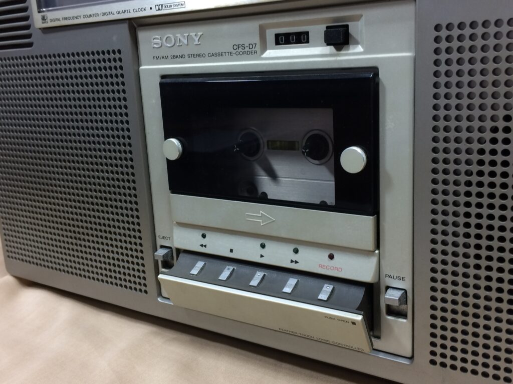 ソニー CFS-D7 – デジタル時代を予感させる未来派ラジカセ | 【昭和
