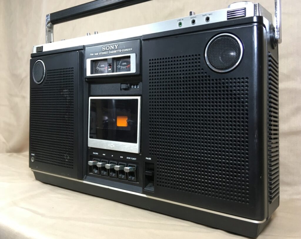 ソニー CF-6500 – 正立式レイアウトがもたらした高級感あふれる