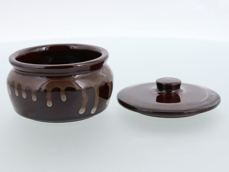 昔ながらのレトロ雰囲気。ふた付き陶製保存容器