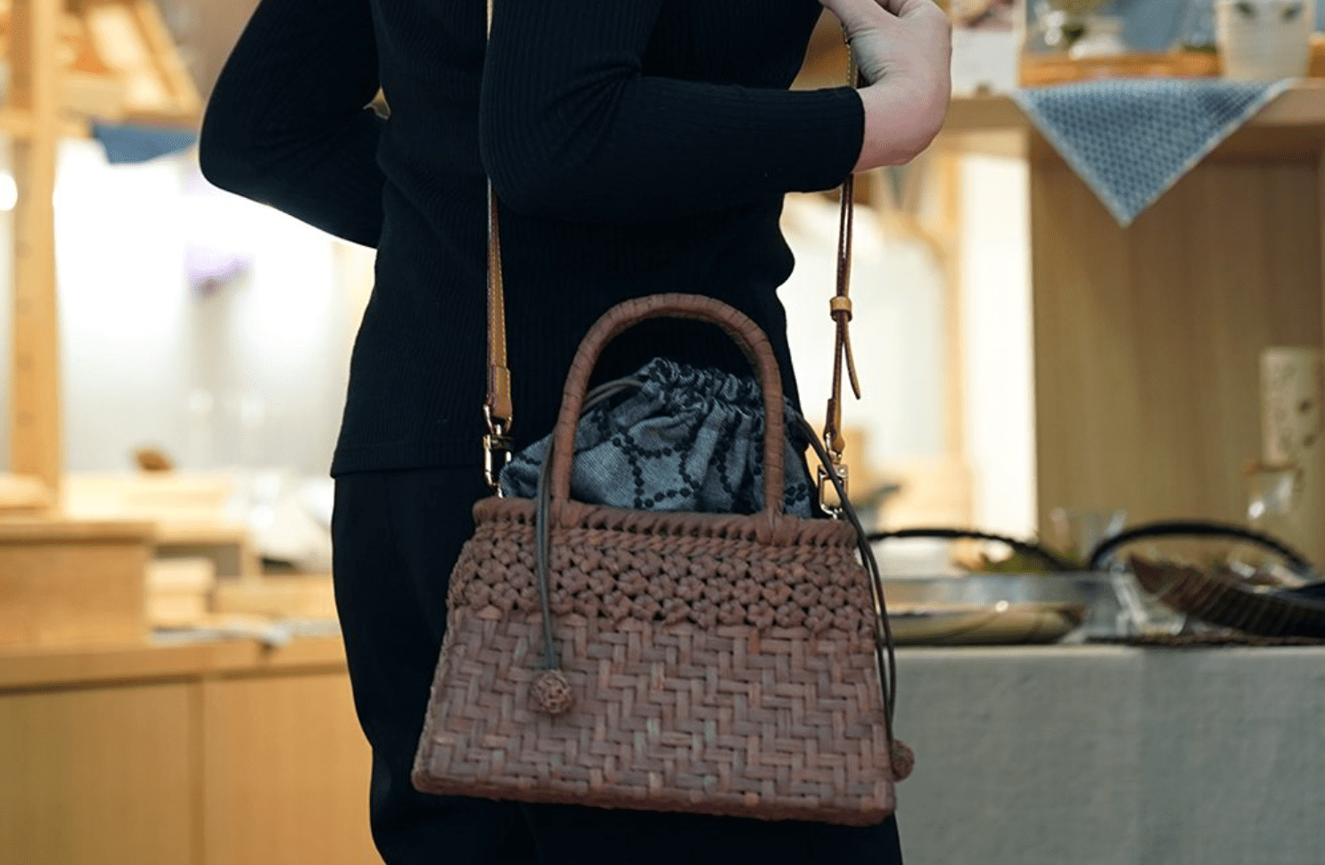 大人のための希少な籠バッグ | Yama-Biko 山葡萄籠バッグ × ミナ