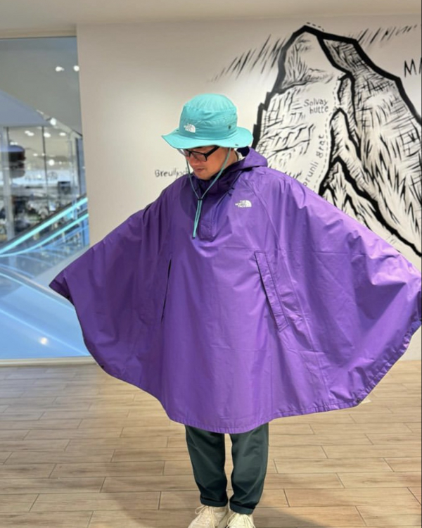 ノースフェースコーナーから梅雨時期の強い味方、レインポンチョ