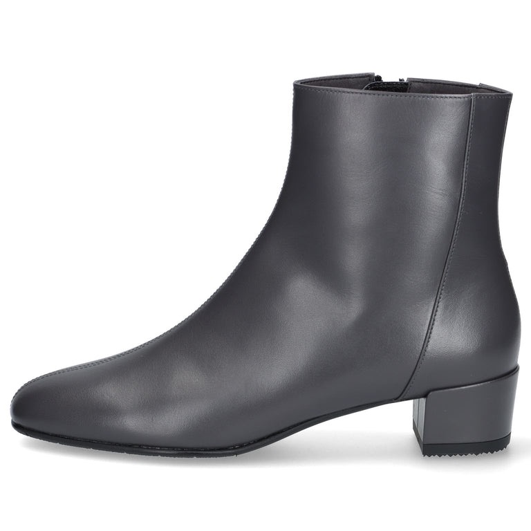 銀座ヨシノヤ＞ 美しさと機能性を兼ねた晴雨兼用仕様のショートブーツ