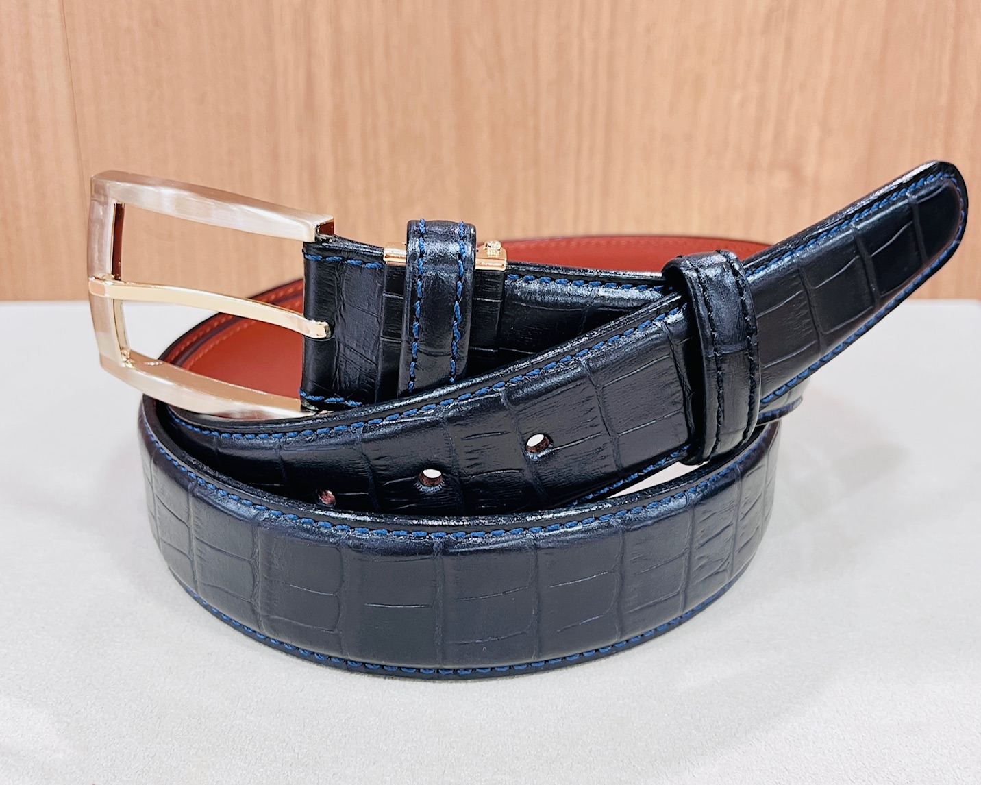 クロコダイル型押しの牛革ベルト | 紳士服・紳士雑貨 TOPICS | 松坂屋