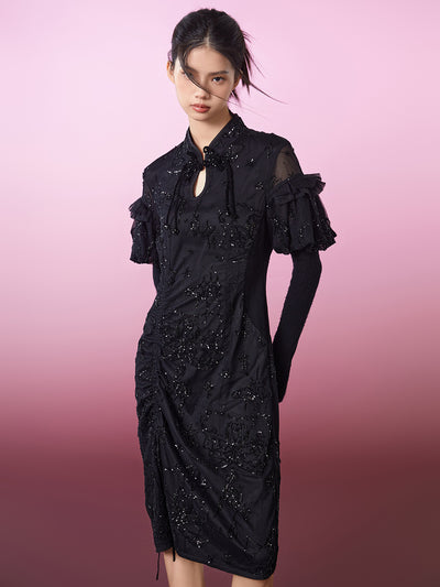 チャイナドレスは、一般的に詰襟で横に深いスリットが入った女性が着る