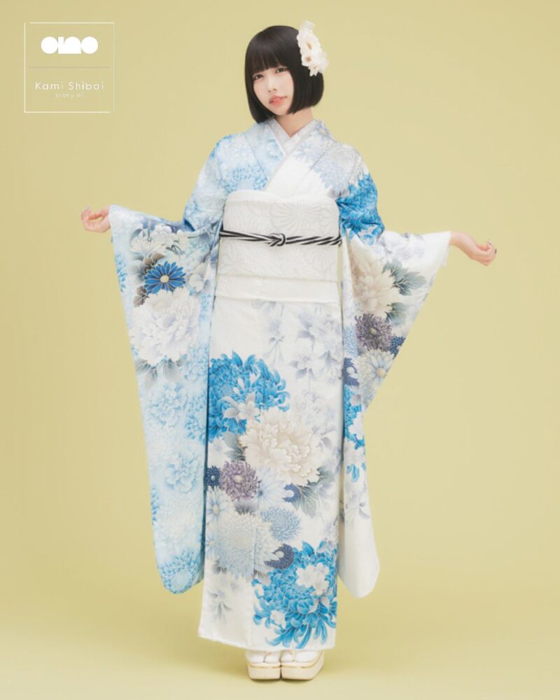 あのちゃん振袖｜白×淡水色の透明感と凛とした美しさが際立つモダンな一着