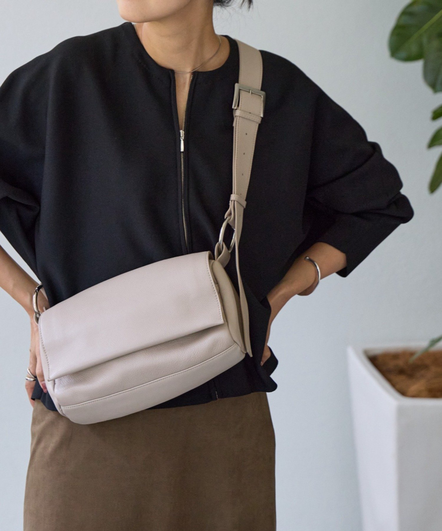 BEARDSLEY 《ベルト付替え可》レザーボディバッグ ビアズリー バッグ