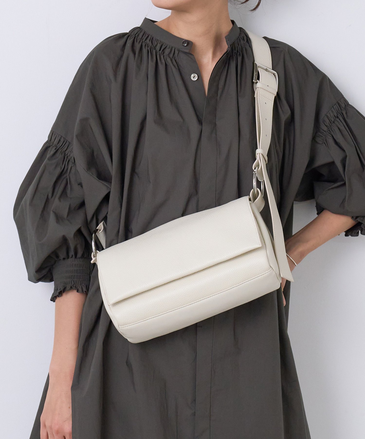 BEARDSLEY 《ベルト付替え可》レザーボディバッグ ビアズリー バッグ