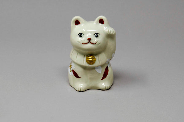 招き猫置物 桜(左手） – 六兵衛窯
