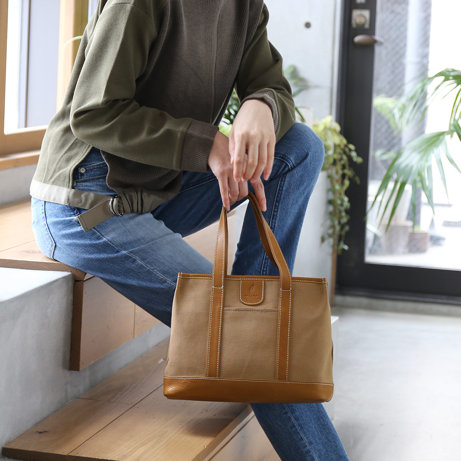 牛革キャメル、デニムポケットのトートバッグ 牛革キャメル、デニム