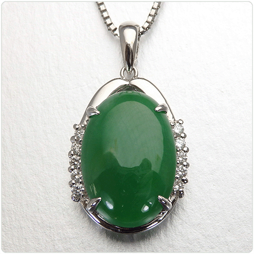 翡翠 ペンダント トップ 5月 誕生石 7.423ct プラチナ ネックレス 中央