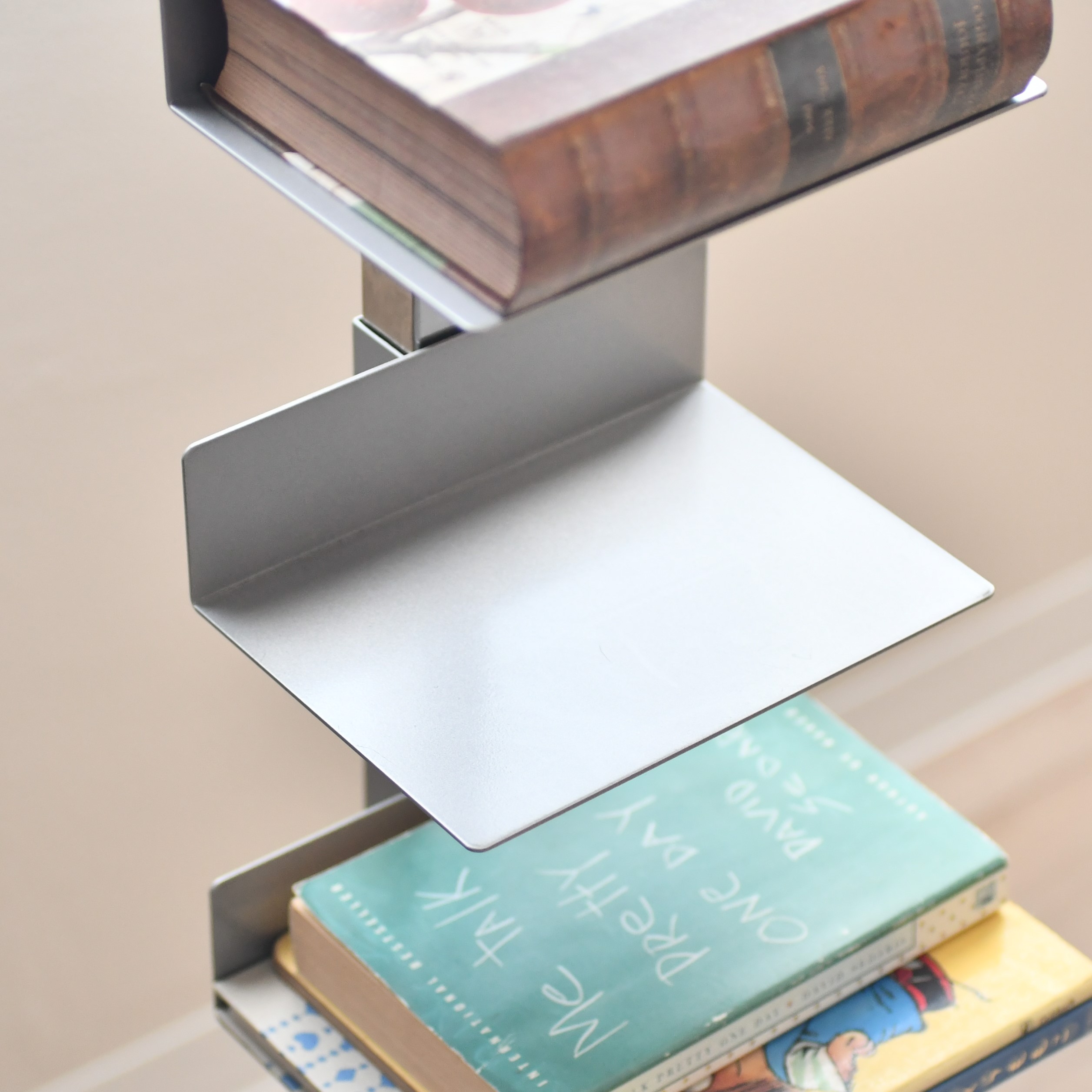 シルバー｜Tsum_dock ブックタワー 隠しキャスター付き ハイタイプ 8段