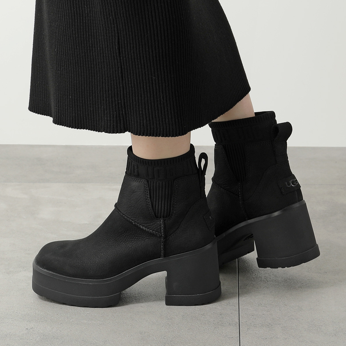 UGG（アグ） 【訳あり-US7のみ】UGG ショートブーツ MOXY CHELSEA