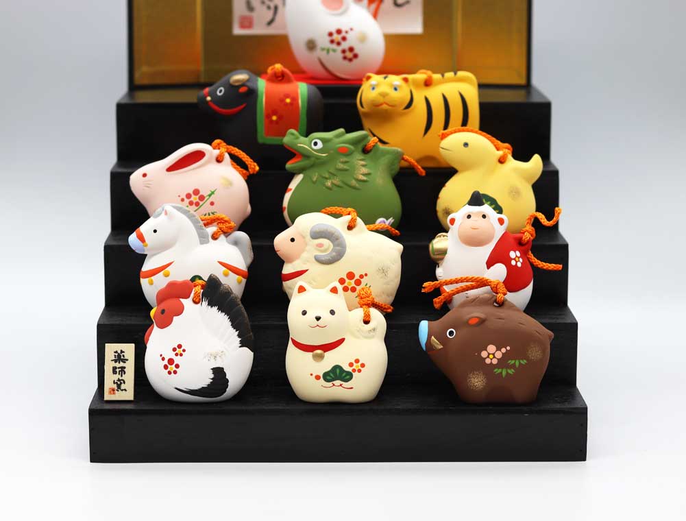 薬師窯 錦彩招福寿々十二支段飾り 土鈴 大 薬師98 干支 置物 年末 年始