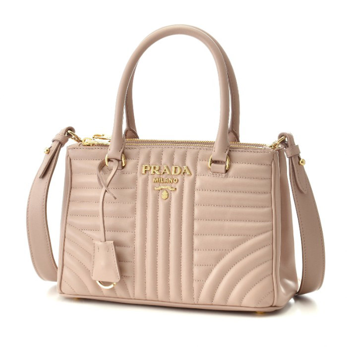 トレンドに左右されない王道PRADAの名品。